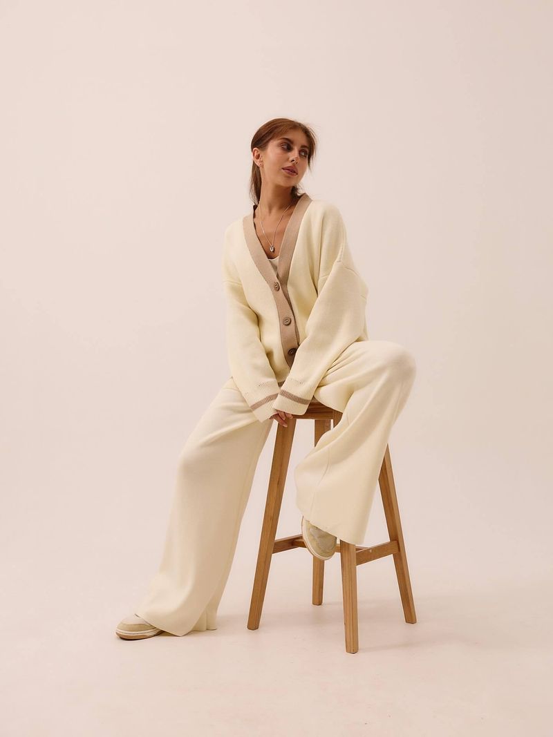 Completo con cardigan con bottoni e scollo a V profondo e pantaloni a gamba larga (coordinati in maglia oversize, streetwear Y2K, misto cotone e poliestere per un look a strati senza sforzo)_voghion.com