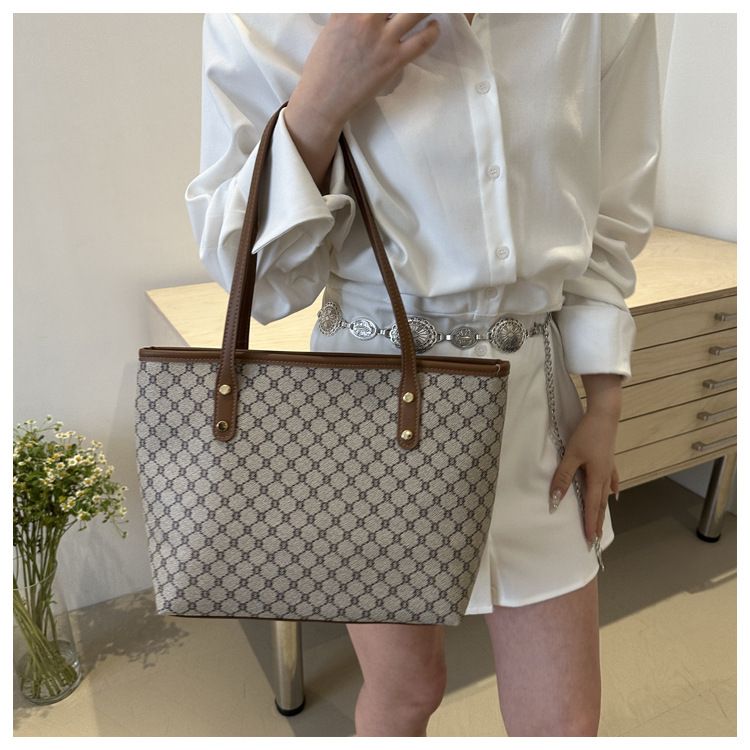 Simple and stylish handbag women in spring 2024, trendy tote for commuting, large capacity hand-held shoulder bag_voghion.com