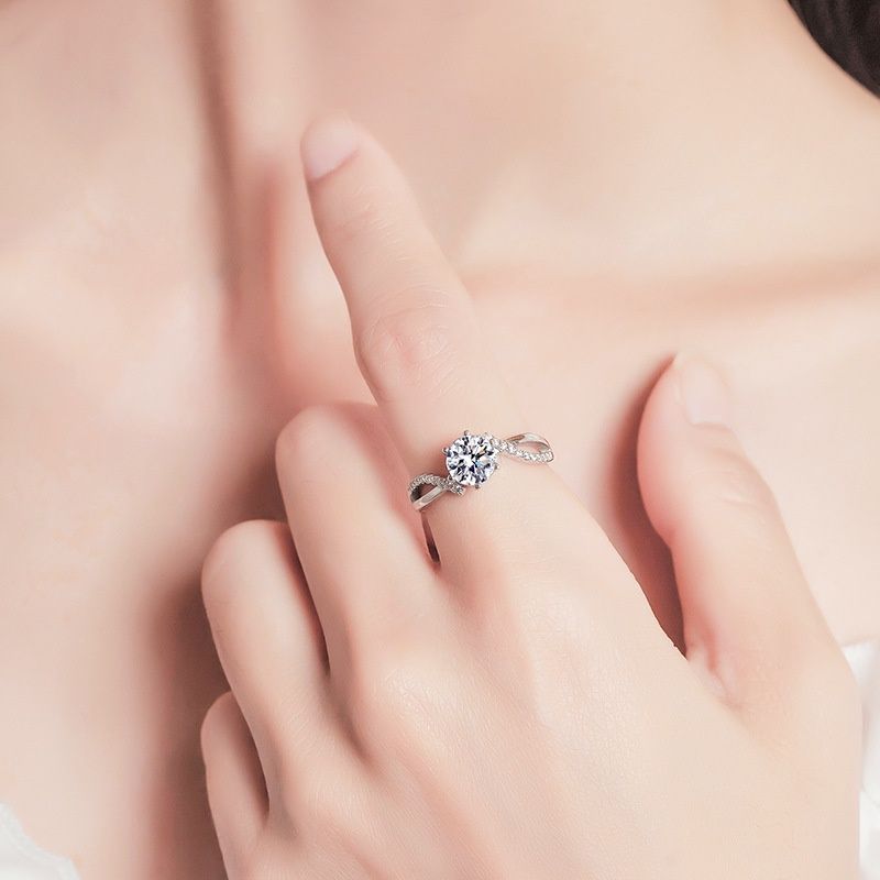 Broadcast Handwear Mikro-Ageleete Klassesche Kräiz Twist Six Claw Moissanit Ring fir Fraen Einfach_voghion.com