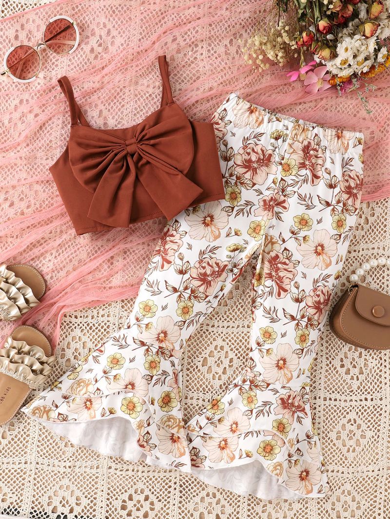Un set in due pezzi di completi per ragazze vento, primavera ed estate, con bretelle per bambini piccoli, top con fiocco, stampa_voghion.com