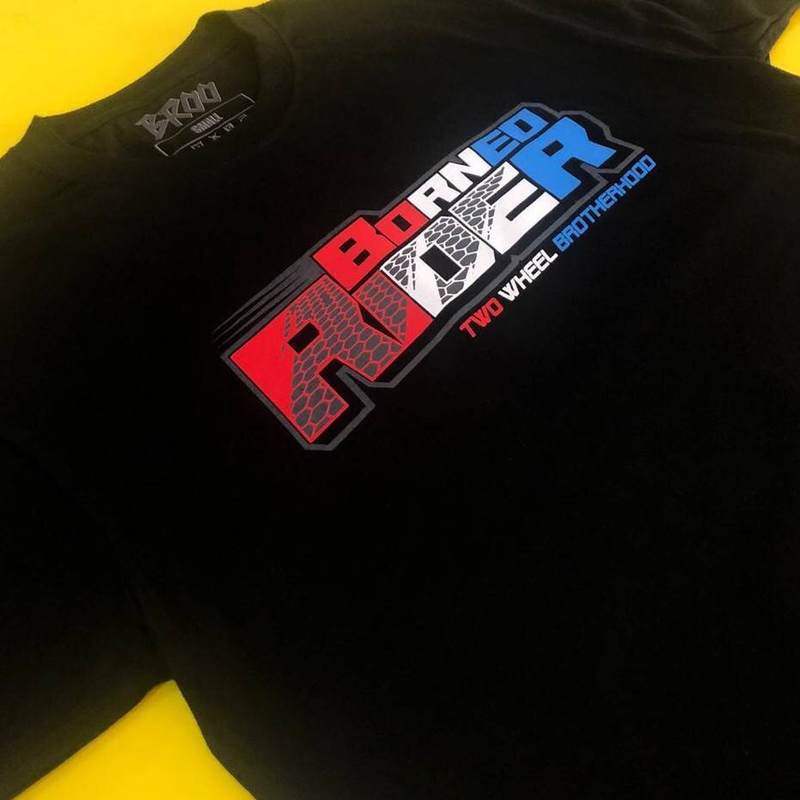 T-shirt sportiva unisex a maniche corte con scollo tondo e logo "FUX BORNEO RIDER"_voghion.com