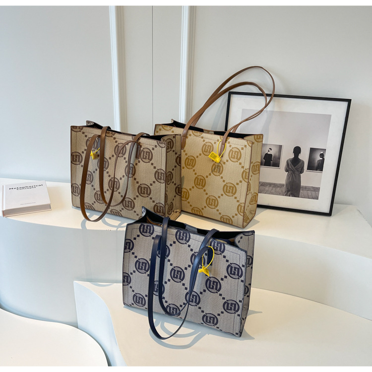 2023 Light Luxury, High-end, And Luxurious Shoulder Bag, Large Capacity And Versatile, Trendy And Stylish PU Women's Tote Bag, Practical Women's Bag_voghion.com