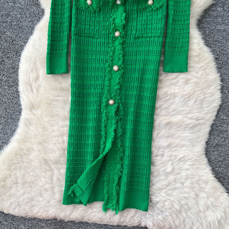 Robe élégante en maille à col en V et boutons métalliques qui définissent la taille - Robe mi-longue ajustée à ourlet fendu pour femme, indispensable pour la garde-robe d'automne_voghion.com