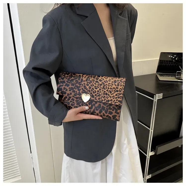 Portafoglio da donna di grande capacità in PU, alla moda, pochette con monete, chiuso, con stampa leopardata e a righe di mucca, 250314l_voghion.com