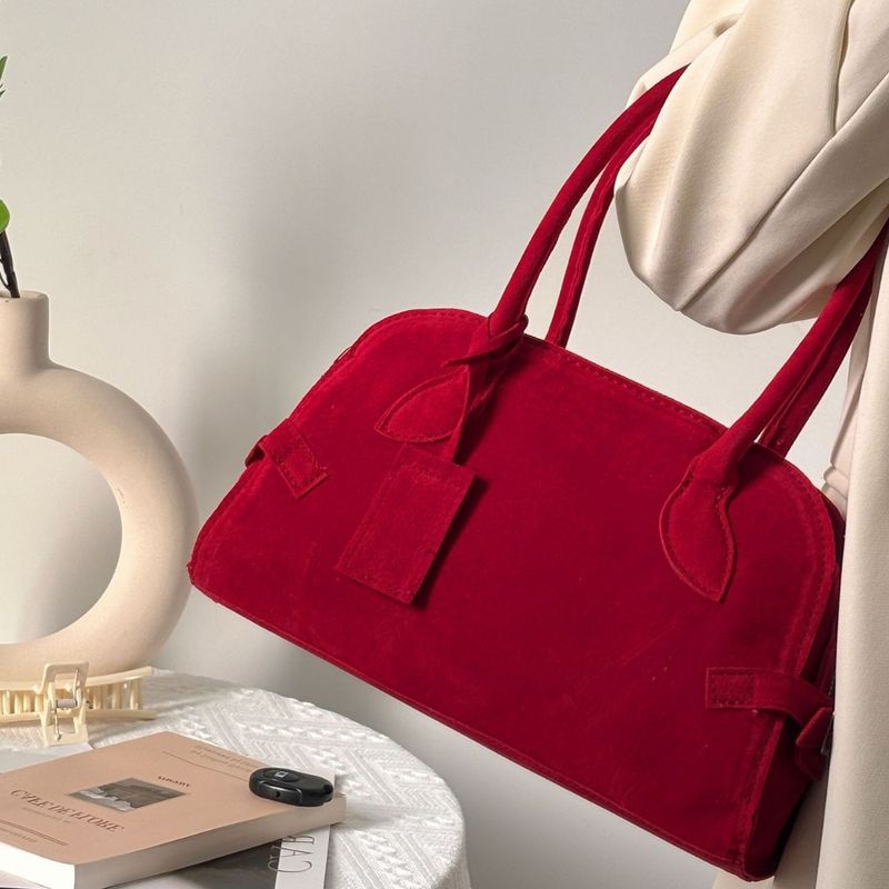 Borsa a tracolla piccola in pelle scamosciata con texture di nicchia di alta qualità, nuova tendenza 2024 per le donne da sposa rosse_voghion.com