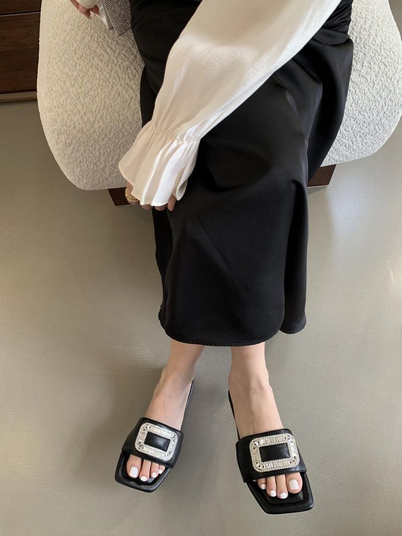 Bottone con diamante ad acqua per capispalla estivi da donna 2024 Pantofole a fondo piatto con testa quadrata nera versatili di nuova moda_voghion.com