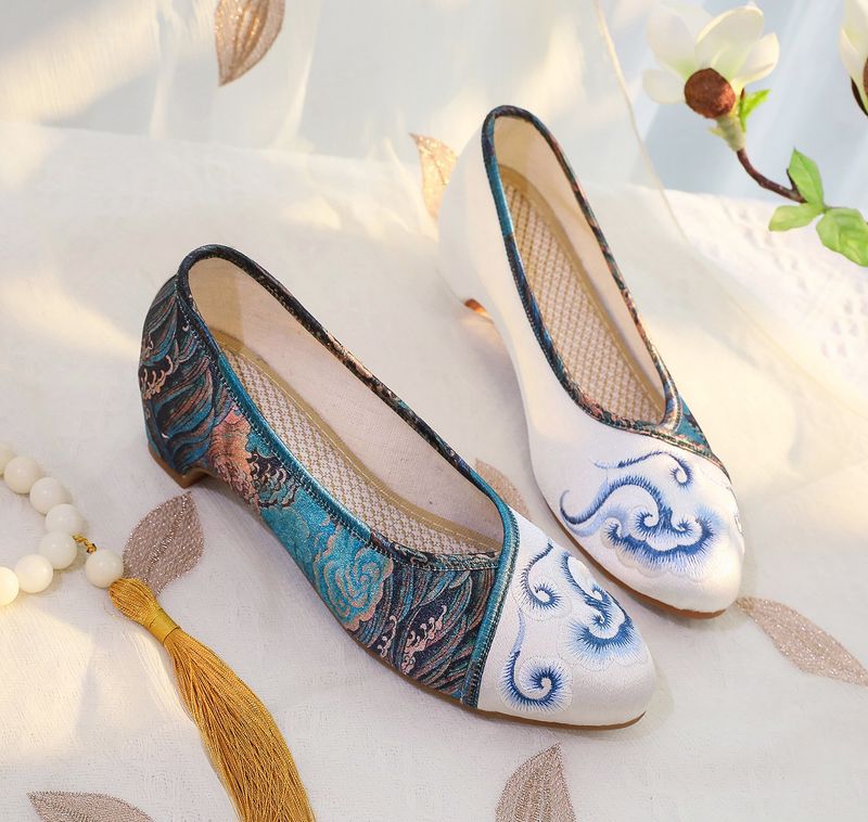 Damenschuhe Frühlings-Cheongsam im neuen Stil, spitze Tanzschuhe für Damen im Retro-Look, bedruckte alte Stoffschuhe_voghion.com