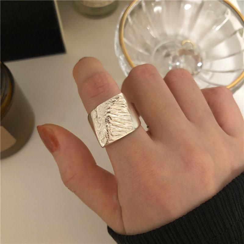 Einzigartiger geometrischer glatter einfacher Nischenring mit unregelmäßiger Kugelherzkette im Metallstil_voghion.com