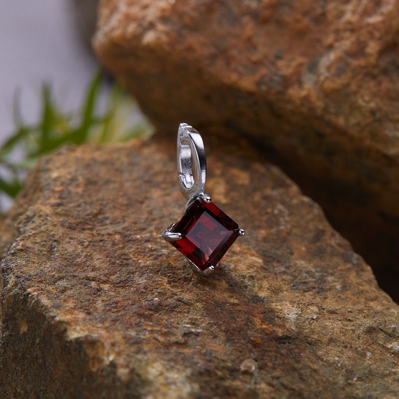 Collana con ciondolo quadrato in argento puro con pietra preziosa di peridoto naturale intarsiata per donna, gioielli versatili dal design di nicchia_voghion.com