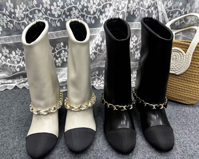 2025 Xiaoxiang New Product Flip Big Chain Thick Heel Trousers Boots Leather Short Boots High Heel Short Boots Fashion Boots Women's Boots_voghion.com