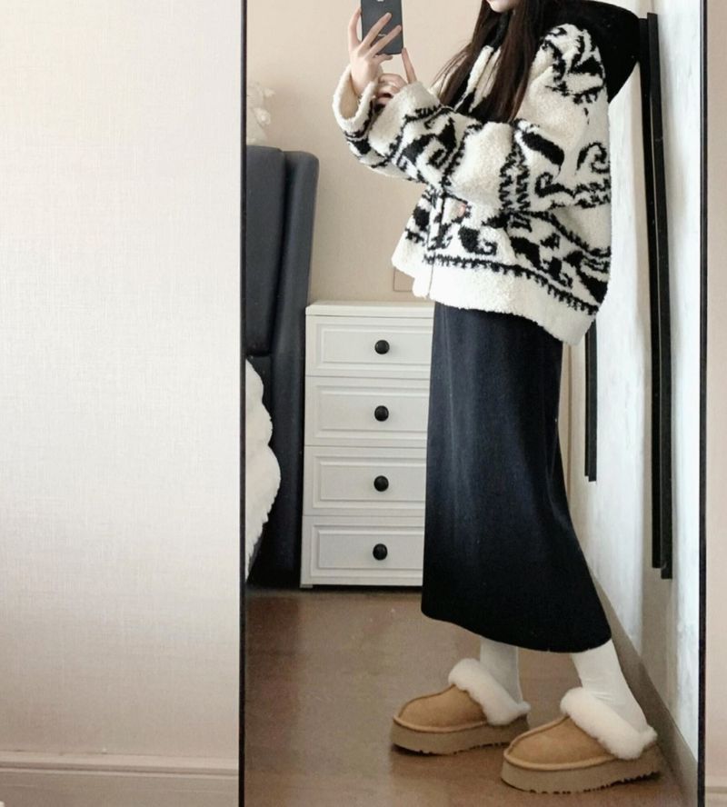 Casaco feminino de lã de cordeiro estilo petite, modelo curto, da coleção de inverno Seoul Winter~. Jaqueta com capuz quentinha e felpuda, nova coleção de inverno._voghion.com