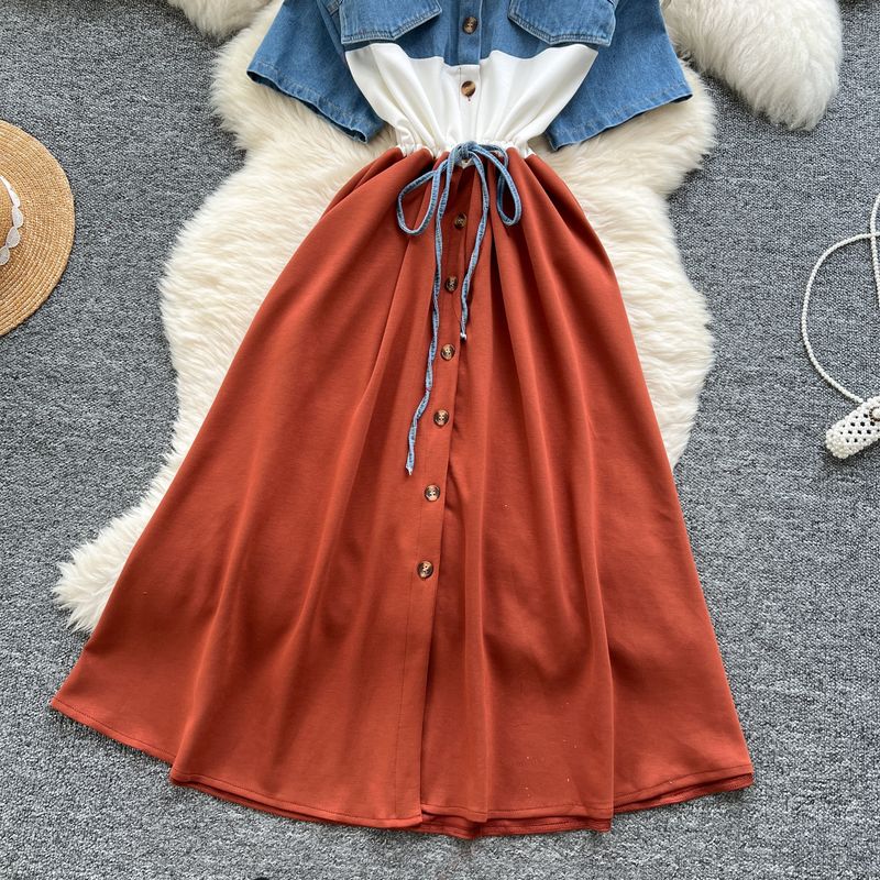 Abito estivo da donna in due pezzi, stile maturo e leggero, con cuciture in denim, camicia a contrasto e gonna lunga._voghion.com