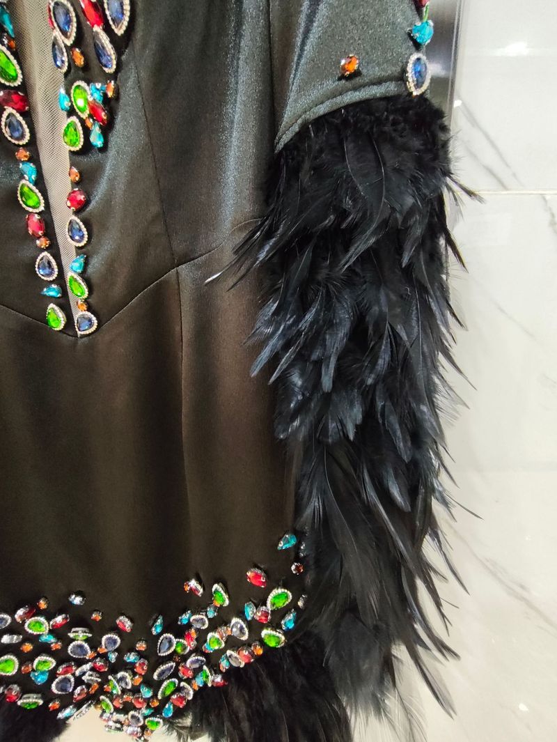 Elegante minivestido de fiesta con plumas y cuentas, cuello alto y mangas largas para mujer: un glamuroso vestido de noche para banquetes y cócteles._voghion.com
