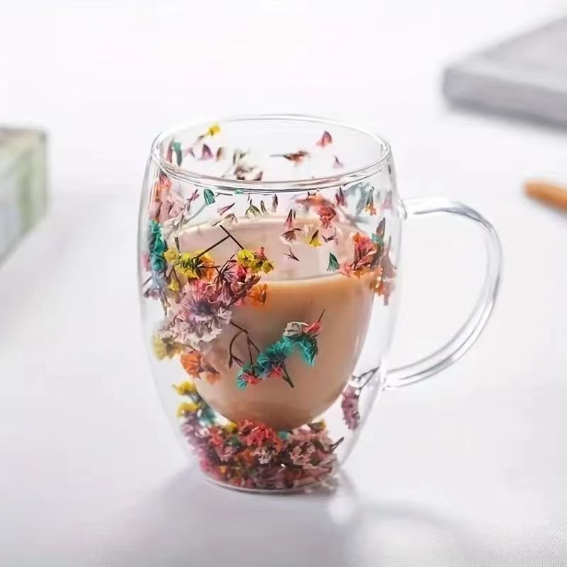 Doppelschichtiger Glasbecher mit getrockneten Blumen – 400 ml, hitzebeständiger Becher (handgefertigtes Blumendesign mit bequemem Griff und Goldrand)_voghion.com