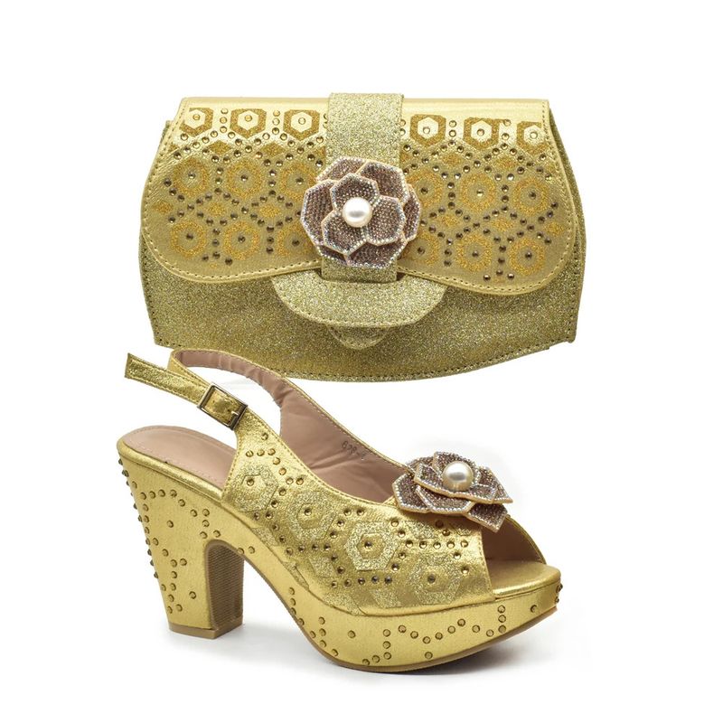 Per la cena, abbina sandali con perline stereo parquet con una borsa a mano con diamanti dello stesso colore._voghion.com