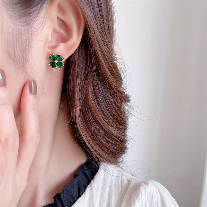 Orecchini freschi, dolci e fatati in argento S925 con zircone a forma di cuore intarsiato con trifoglio portafortuna_voghion.com