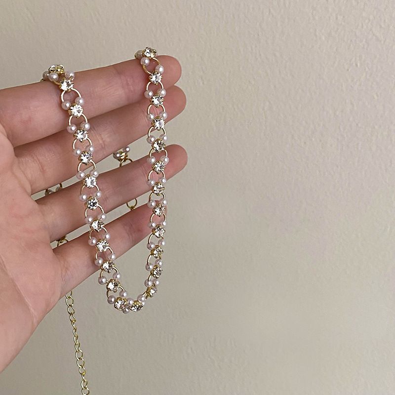 Collana di perle di lusso leggera collana di design di nicchia femminile 2023 nuova catena per clavicola accessori semplici all'ingrosso_voghion.com