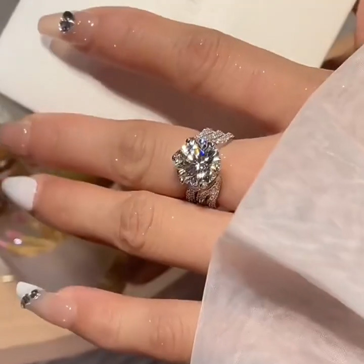 Tiktok live broadcast new 5-carat pigeon egg for the third time, imitating Mo Sangshi's three rows of full diamond line_voghion.com