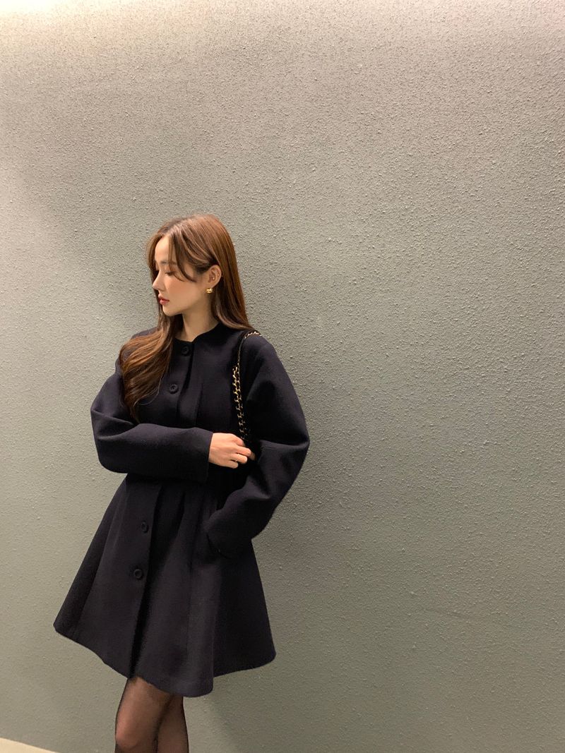 2025 Autumn Round Neck Single Breasted Pleated Waist Slimming Solid Color Long Sleeved Woolen Women's Coat_voghion.com