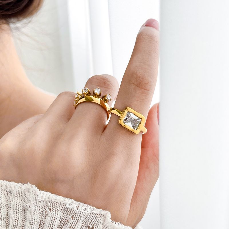 Blingbling Quadratisches Set mit fünf kleinen Diamanten, rotem Zirkon, Titanstahl, Goldring_voghion.com