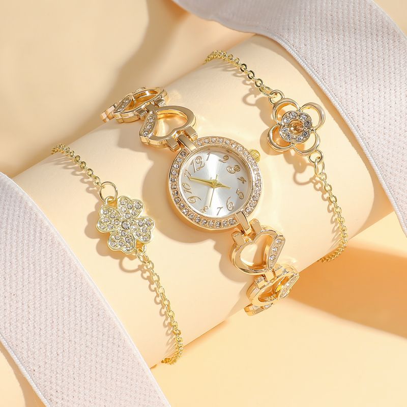 Modisches Set aus herzförmiger, diamantbesetzter Hohluhr und vierblättrigem Kleeblatt_voghion.com