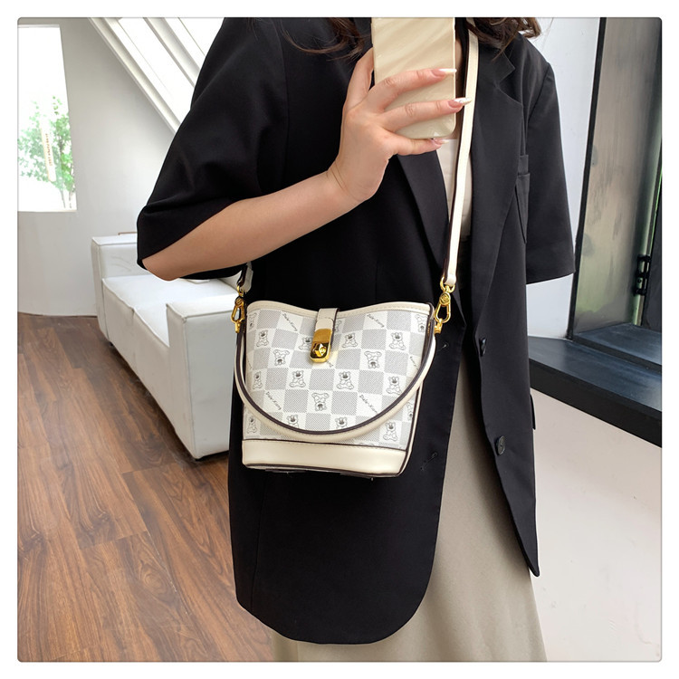 2023 Nuova borsa a secchiello stampata a quadri dal design originale di nicchia con sensazione di fascia alta, lusso leggero, borsa a tracolla versatile, borsa da donna alla moda_voghion.com