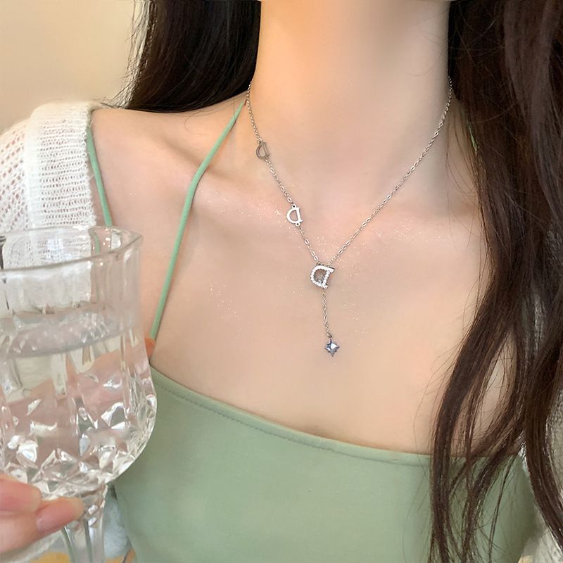 Einfache Halskette mit Zirkonia und D-Buchstaben für Damen, leichtes Luxus-Nischendesign, vielseitige High-End-Schlüsselbeinkette aus Titanstahl_voghion.com