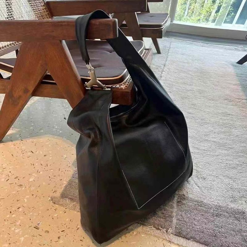 Borsa a tracolla in morbida pelle, stile casual e pigro, primavera ed estate 2025_voghion.com