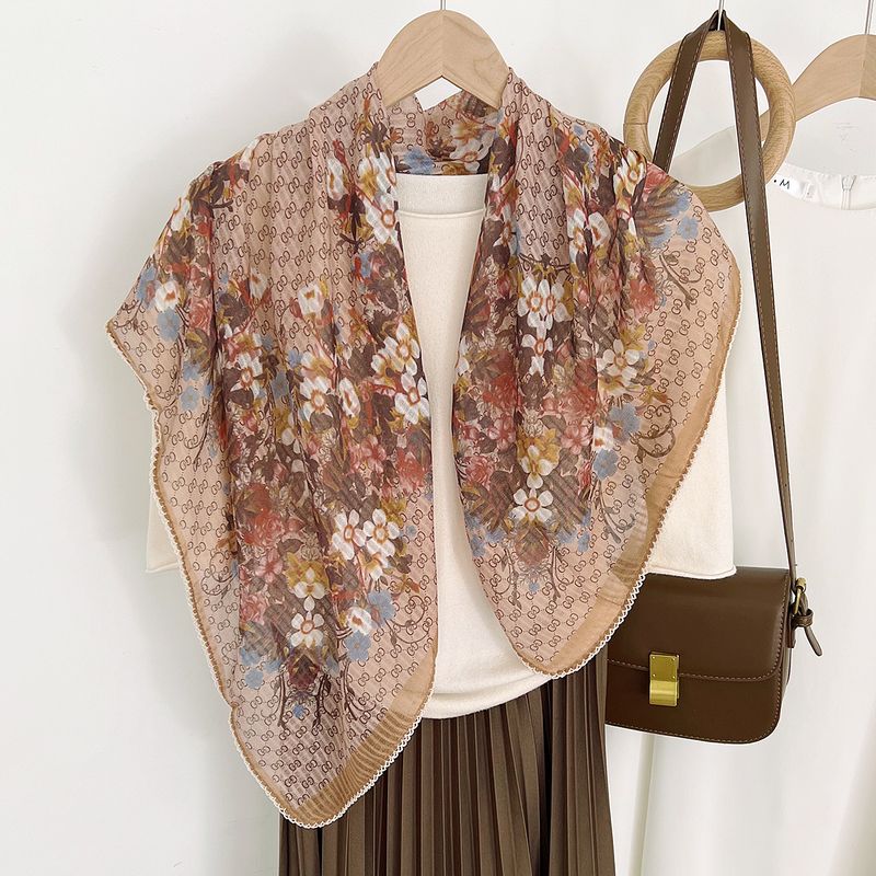 Nuovi prodotti primaverili ed estivi, sciarpe floreali delicate, crema solare da mare, teli da mare, scaldacollo con aria condizionata_voghion.com