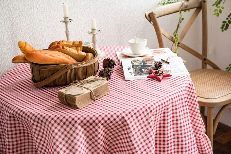 Tovaglia da pranzo rotonda con stampa a quadri rossi e bordo arricciato_voghion.com