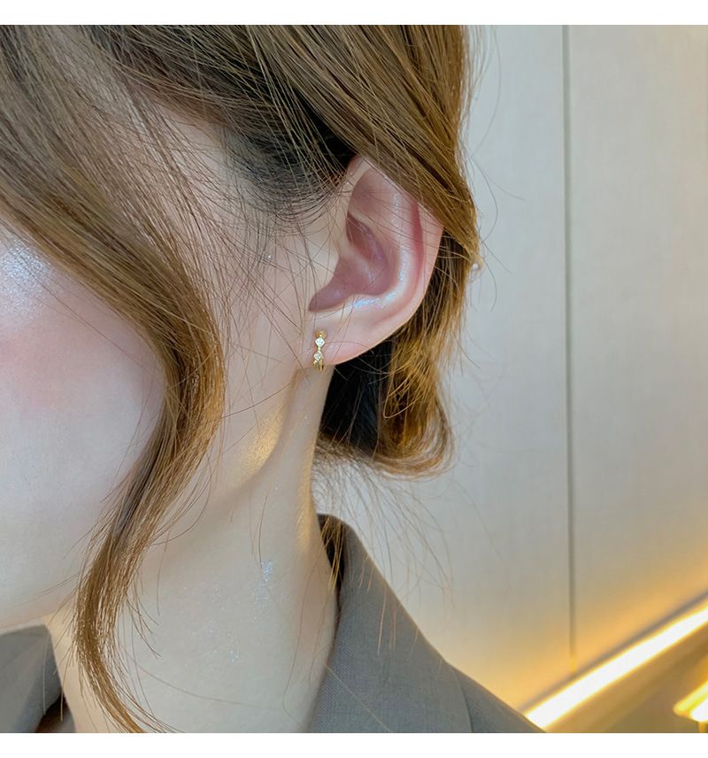 S Reines Silber personalisierter Ring Diamant-Ohrschnalle Damenmode-Design Weiße Kragen Temperament Ohrringe 2022_voghion.com