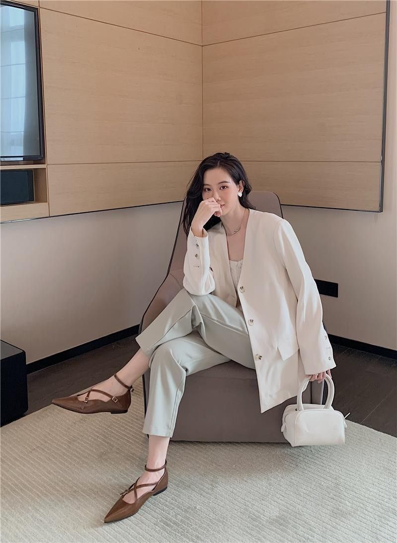 2024 nieuwe kleine dikke kruispuntige lage hak ondiepe mond gespband enkele schoen lente Franse damesschoenen_voghion.com