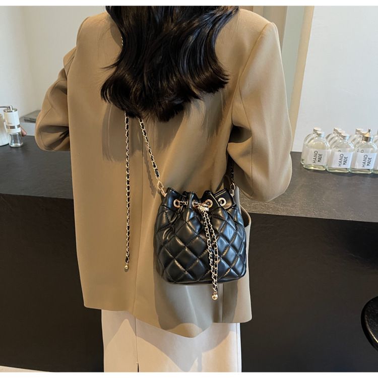 Damen Bucket Bag Diamond Chain Crossbody Bag Kleine Bucket Bag mit Kordelzug Leichte, luxuriöse, runde Bucket Bag Umhängetasche Crossbody Bag Frau_voghion.com