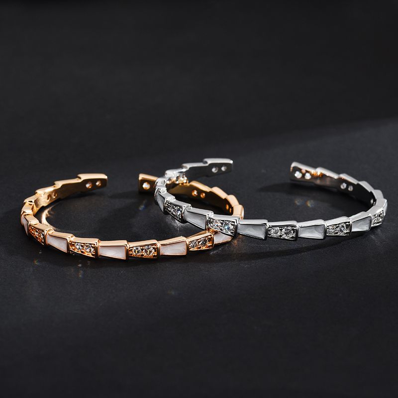 T Brand placcato oro, squisito serpente in madreperla bianca per donna, micro-intarsiato, leggero, lussuoso, temperamento alla moda_voghion.com