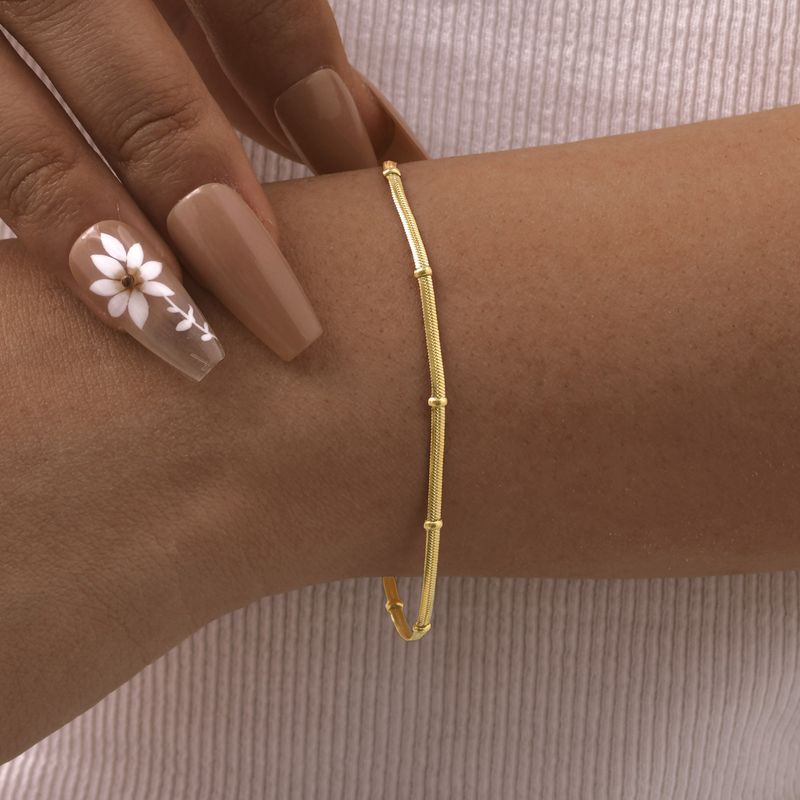 Conjunto de colar e pulseira de aço inoxidável com corrente de cobra plana e contas em tom dourado para uso diário_voghion.com