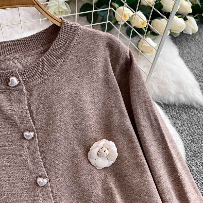 Abbigliamento da donna Elegante camicetta in maglia con bottoni Camellia e pantaloni dritti a vita alta - Beige chiaro / Marrone chiaro (Outfit autunno-inverno)_voghion.com