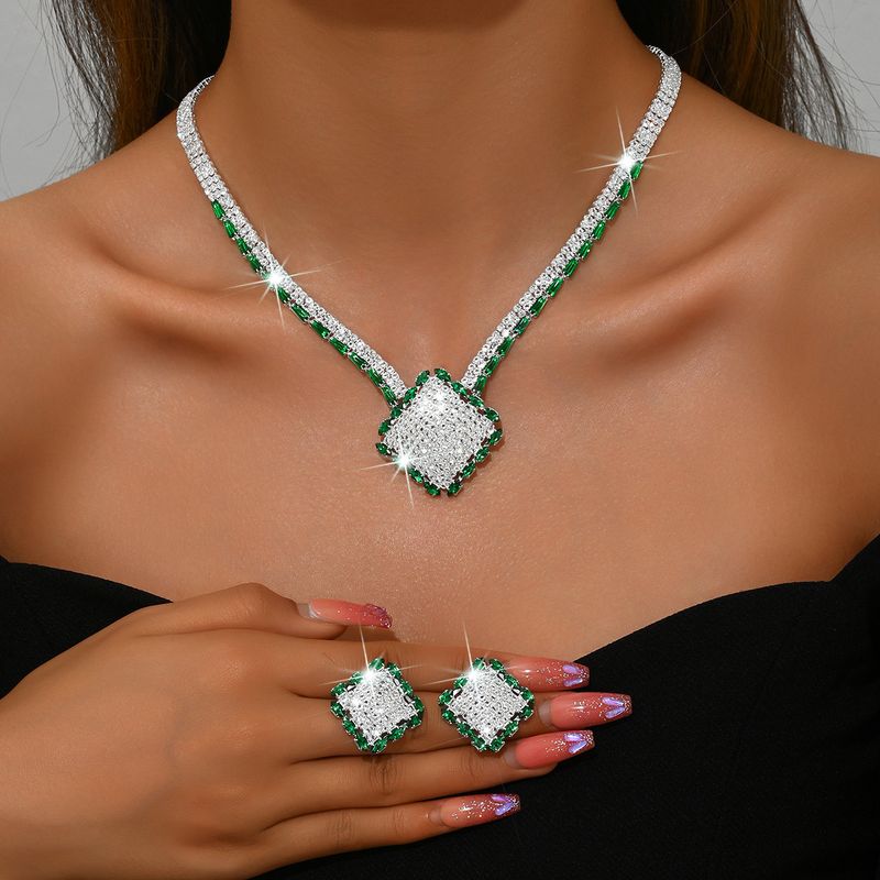 Set di gioielli da donna, set di gioielli alla moda, collana e orecchini di lusso con strass scintillanti, gioielli alla moda con nappe a forma di ventaglio per le donne_voghion.com