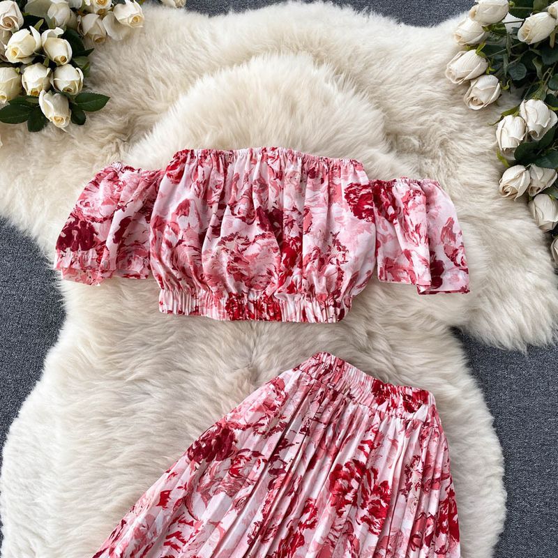 Completo da donna in stile resort, con monospalla, top a tubino a maniche corte e gonna a pieghe, due pezzi_voghion.com