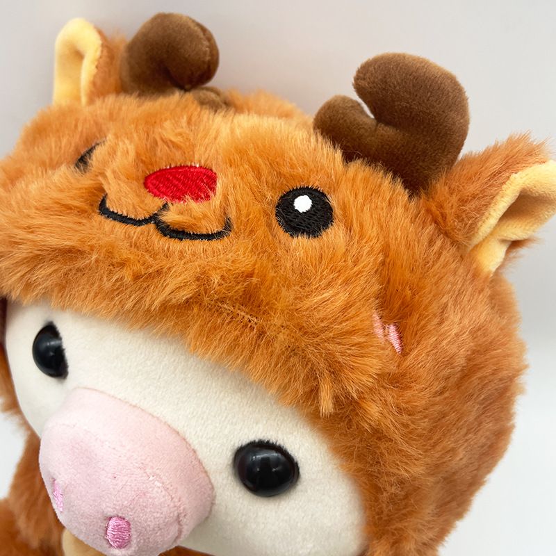 Adorabile peluche a forma di maialino natalizio con disegni di Babbo Natale e renne per una gioia natalizia_voghion.com