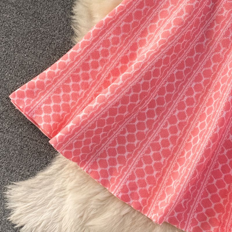 Abito da donna in maglia jacquard a maniche corte con scollo a V e vita snellente_voghion.com