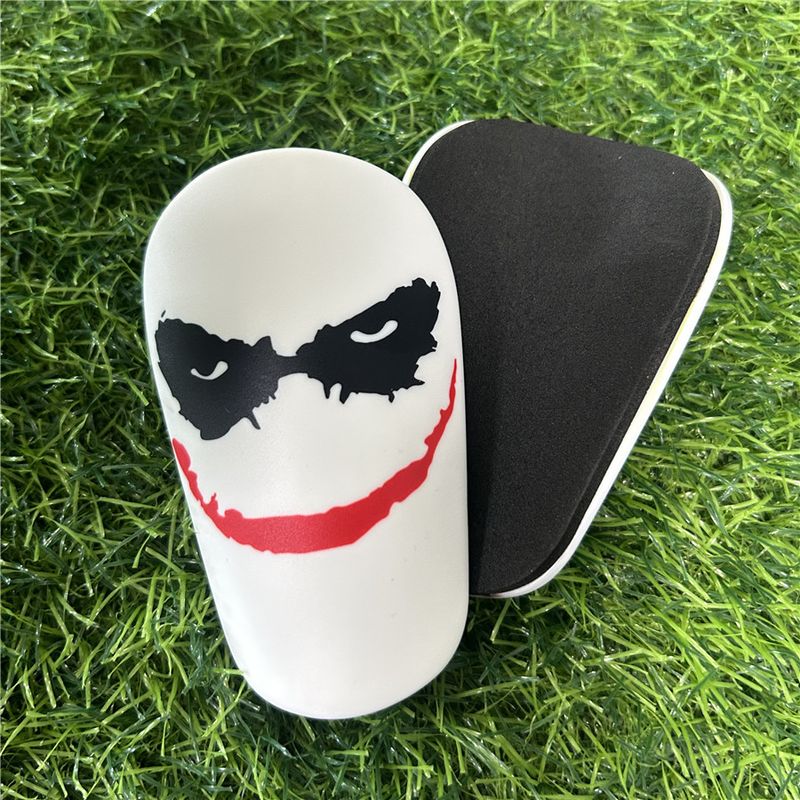 Mini protège-tibias de football américain – Protège-tibias de petite taille pour jeunes et adultes avec motif Joker amusant, équipement de protection léger en plastique pour le football et le basket-ball._voghion.com