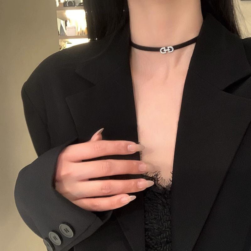 Collana di corda nera di nicchia di lusso leggero senso femminile collana clavicola catena per il collo cinturino per il collo accessori per il collo tendenza del collare_voghion.com