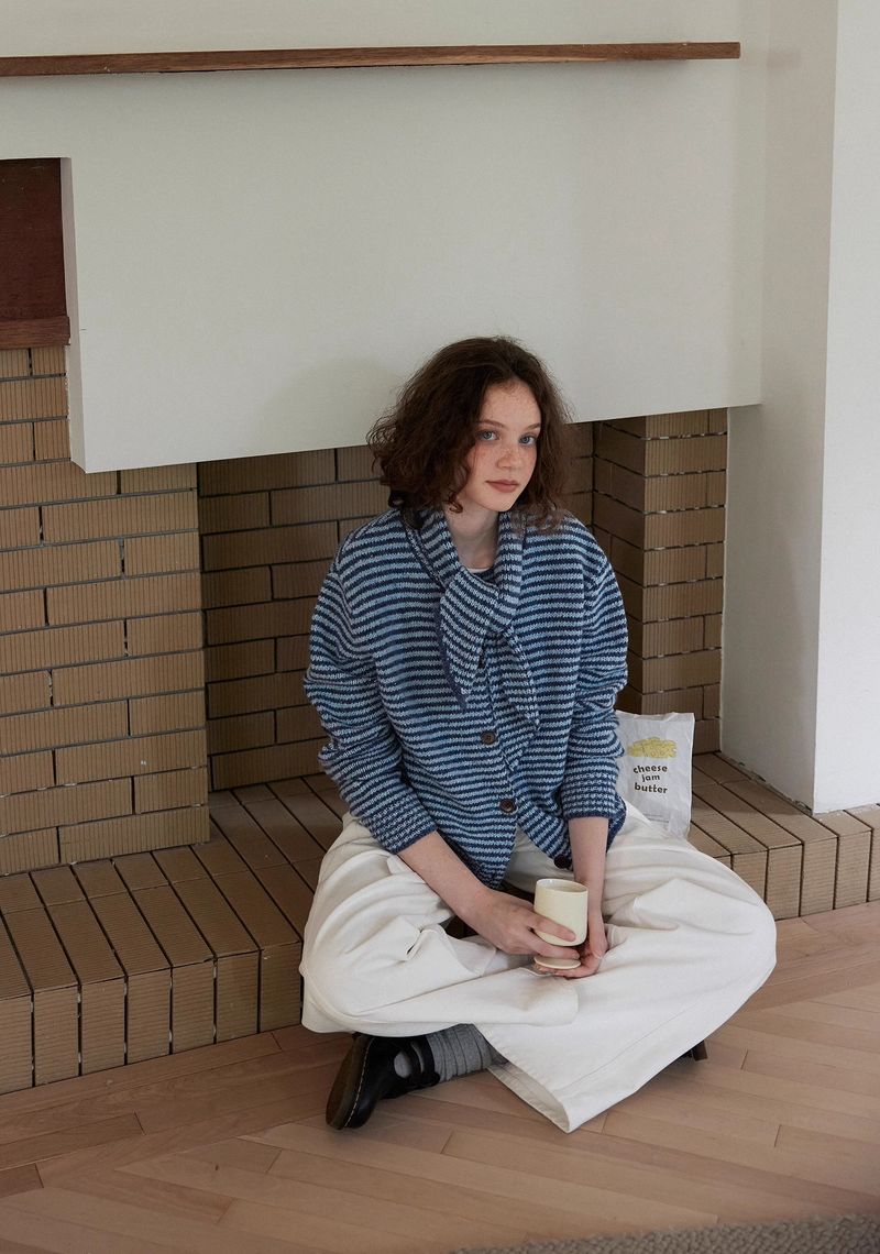 Letm farblich kontrollierte Herbst-Farbpunkt-Streifen-Kontrast-Schafshaarkrawatte gepaart mit Strickpullover Damen-Strickjacke_voghion.com