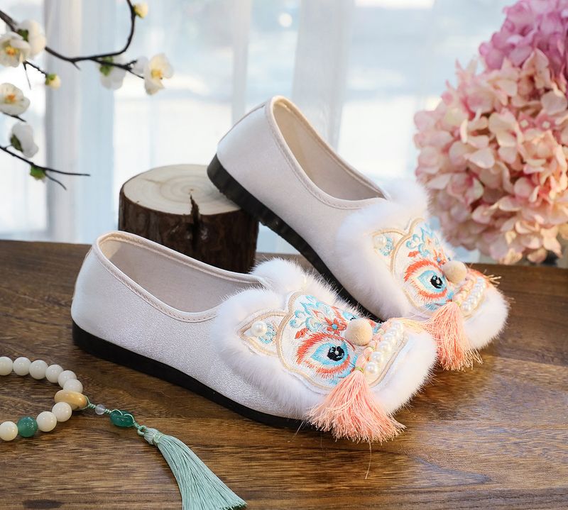 ShoeGlobe 2025 Neue flache Schuhe im chinesischen Stil, Retro-Ethno-Design, bestickt mit Tigerkopf-Motiv für Damen_voghion.com