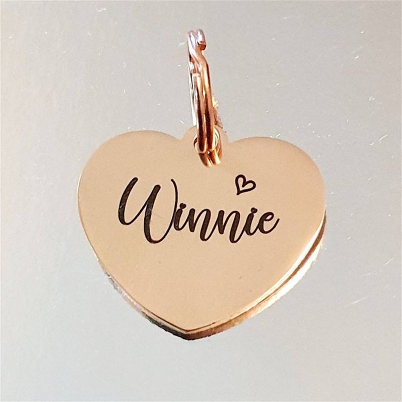 Placa de identificación para perro y gato de acero inoxidable con diseño de mariposa en oro rosa y corazón, grabada a láser en varios colores y fuentes._voghion.com