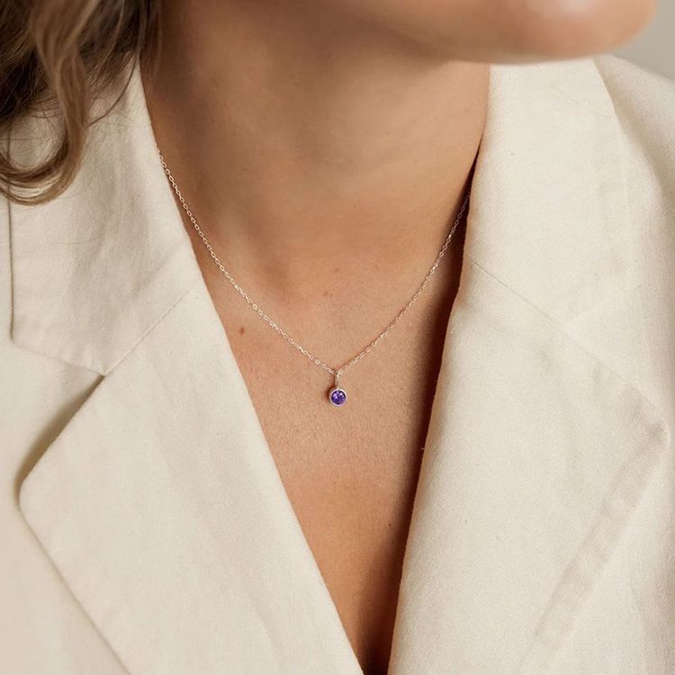 Neujahrsgeschenk Happy Diamonds Roségold-Halskette mit einem runden Diamanten. Beste Wünsche für ein luxuriöses Geburtstagsgeschenk mit Edelsteinen_voghion.com