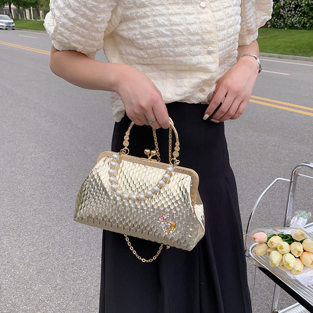 2023 Borse a tracolla di minoranza francese da donna di lusso Borse a tracolla in oro Moda Catena di perle Clip di conchiglia Piccola borsa Eveing Clutch_voghion.com