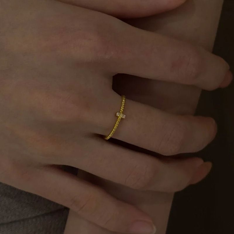 Anello da donna geometrico con singolo diamante cubano in oro medievale con punto indice_voghion.com