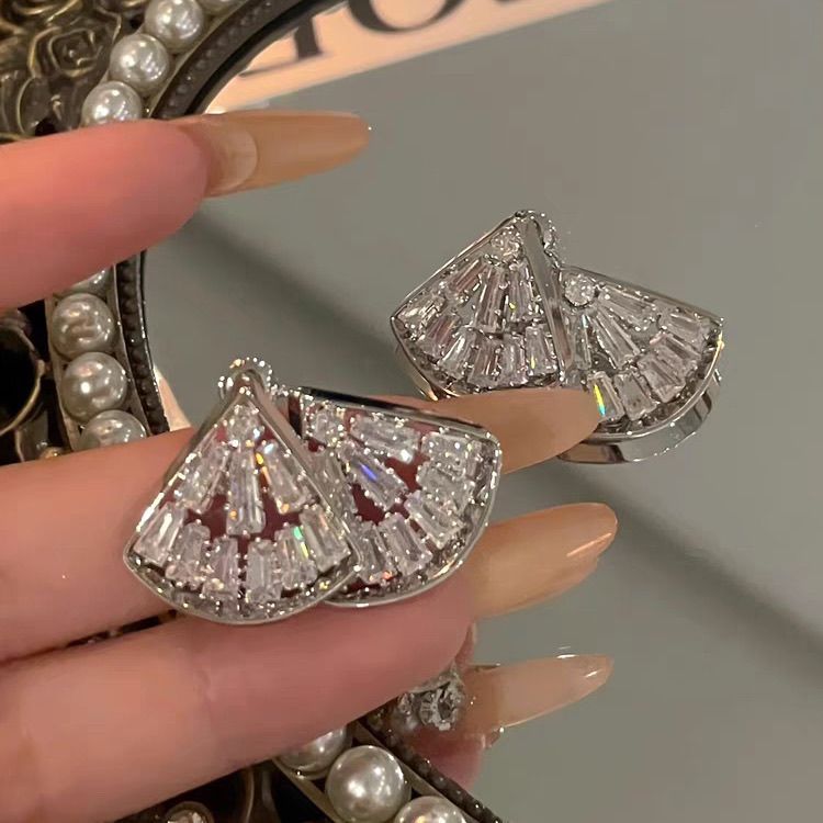 High-end Full Fan Earrings Luxury Niche Fashion Design Versatile Temperament Stud Earrings New Explosion_voghion.com