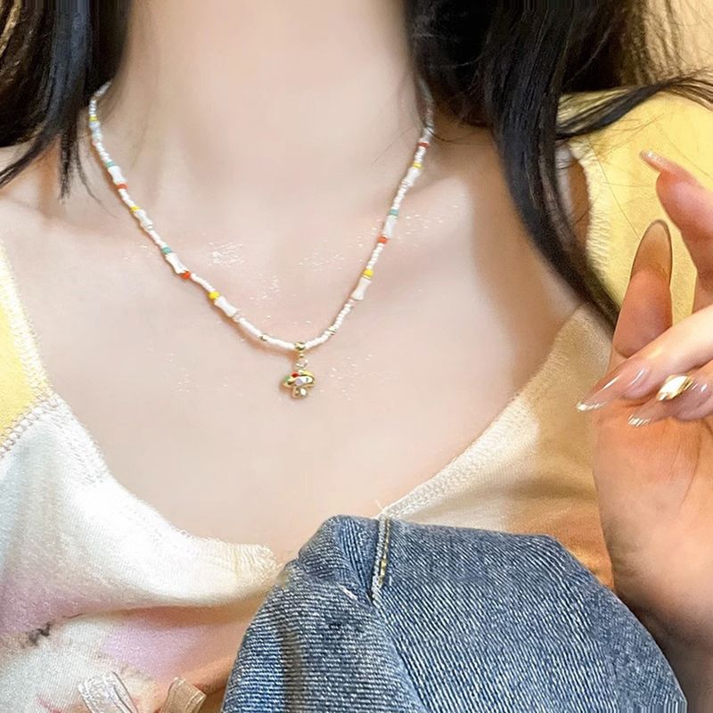 Collana con perline di riso a forma di fungo colorato per l'estate 2025, versatile collana per clavicola, fresca, dolce e lussuosa._voghion.com